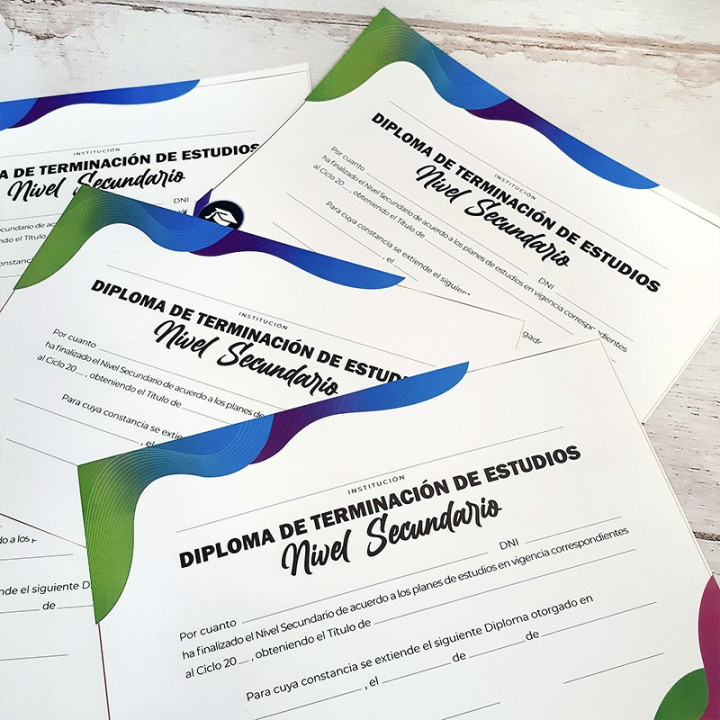 DIPLOMA-MEDALLA Y CINTA Egresados
