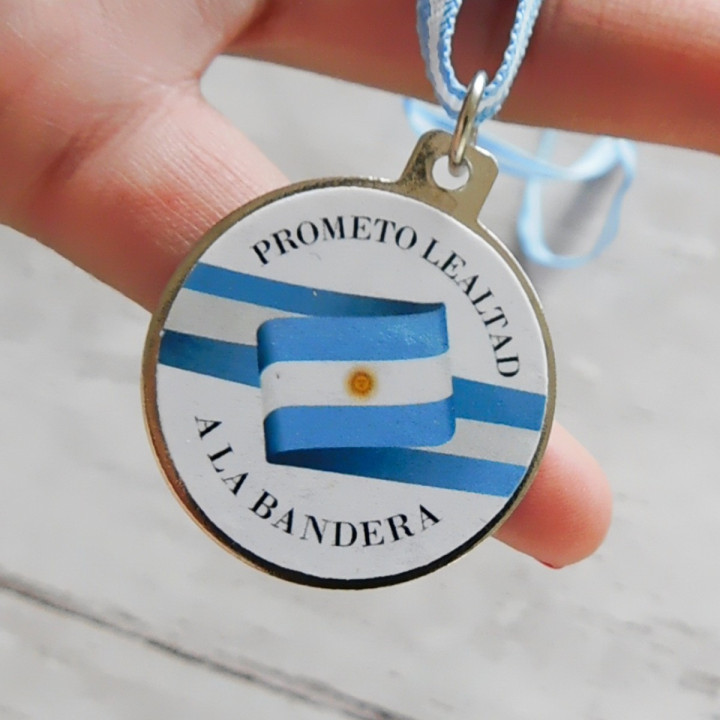 MEDALLA MAS CINTA PROMESA A LA BANDERA METAL CON VINILO