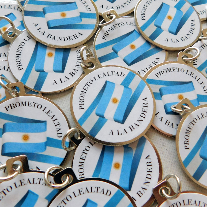 MEDALLA MAS CINTA PROMESA A LA BANDERA METAL CON VINILO