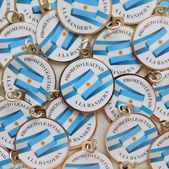 MEDALLA MAS CINTA PROMESA A LA BANDERA METAL CON VINILO