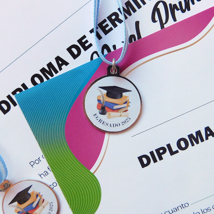 DIPLOMA-MEDALLA 2025 CON VINILO Y CINTA Egresados